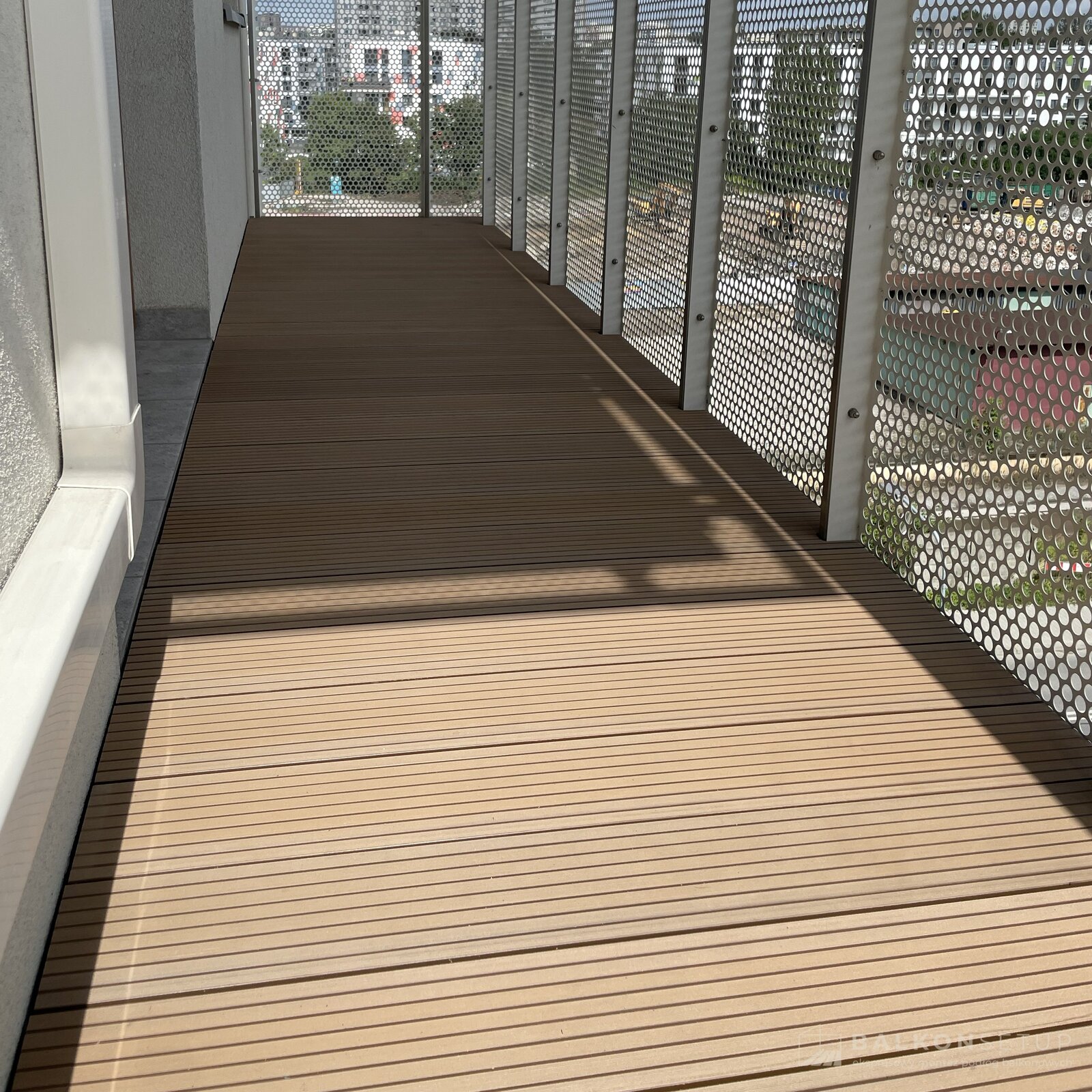 Long Balcony on Ciesielskiego Street - per_slonce