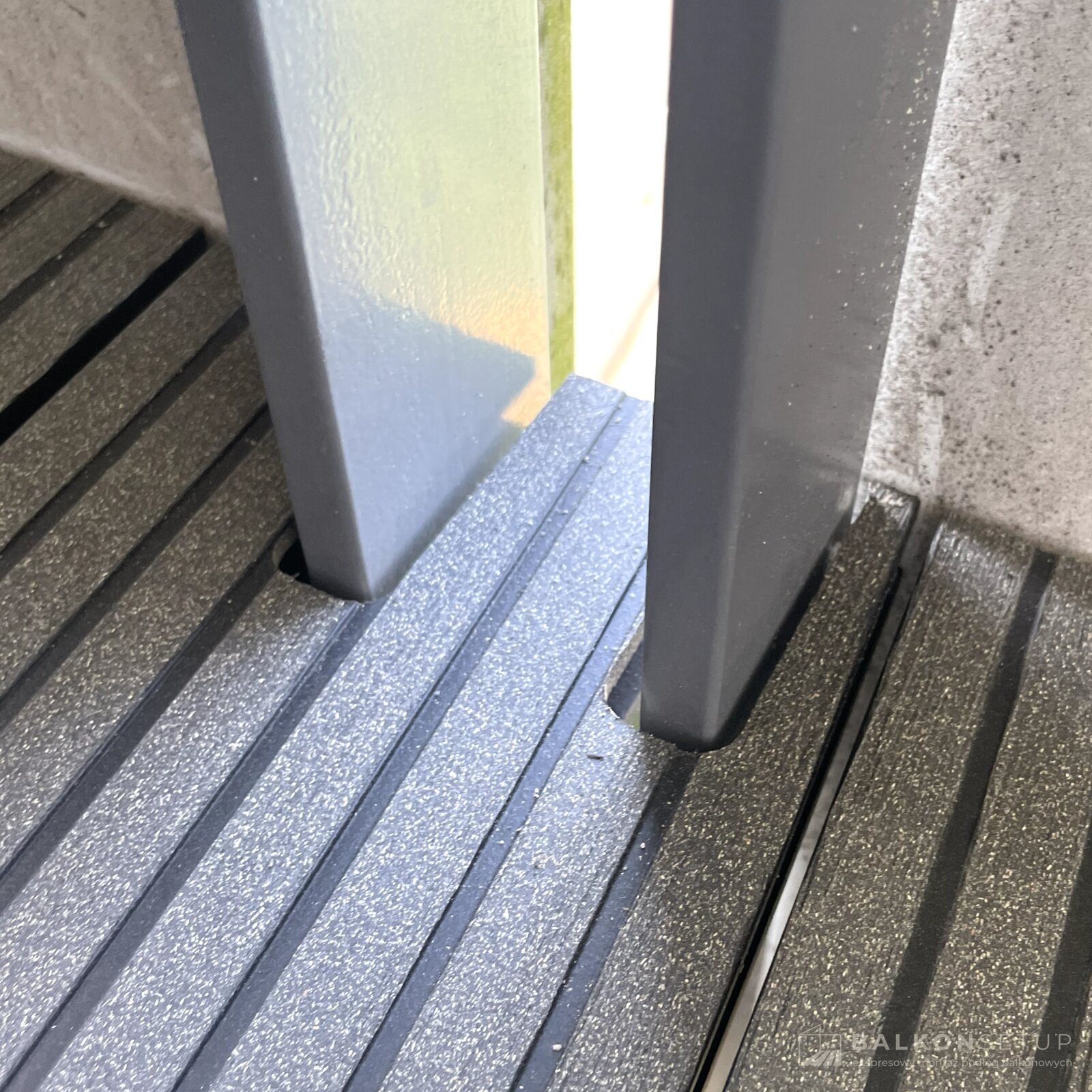 Tapered balcony on Sołtysowska St. - frez