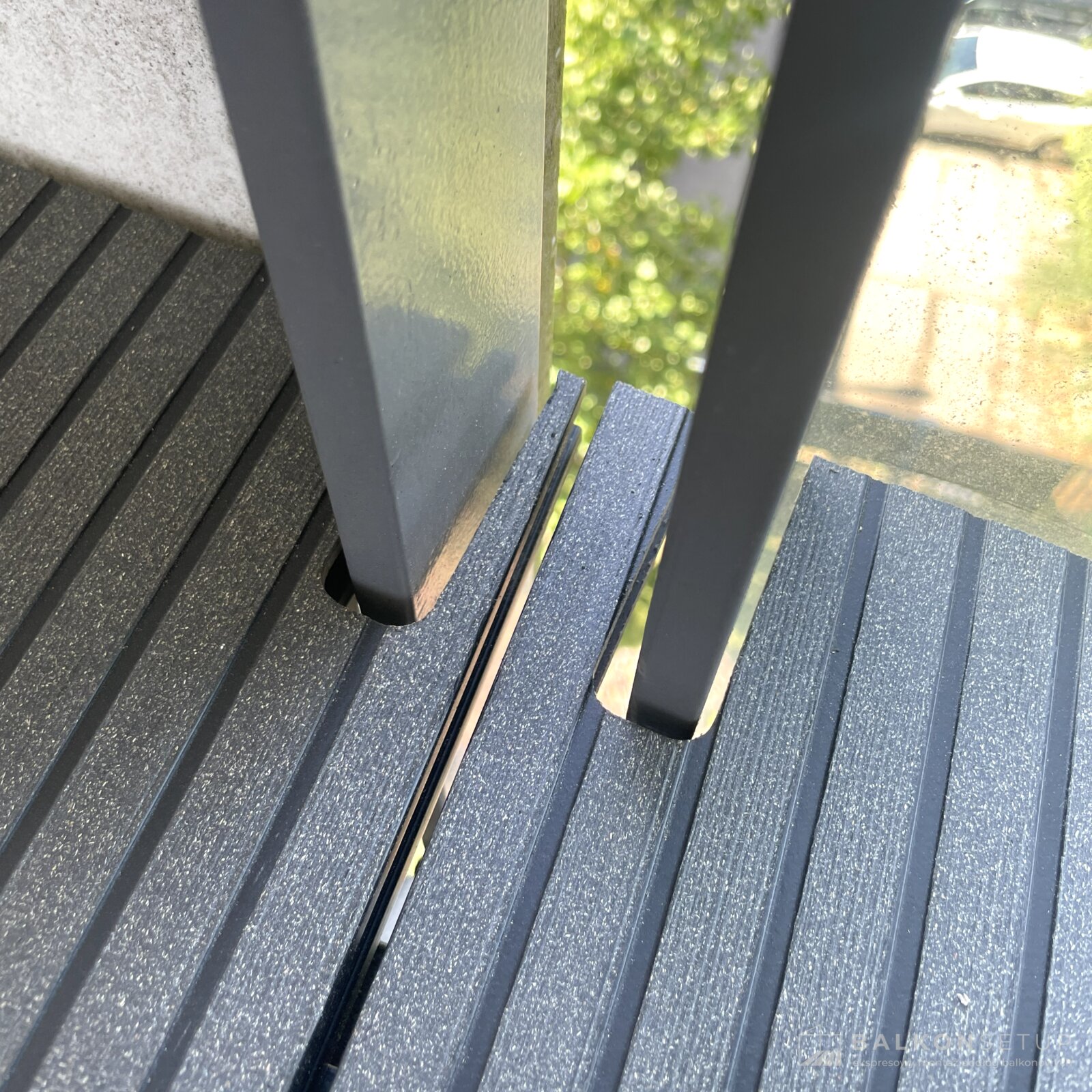 Tapered balcony on Sołtysowska St. - frez2