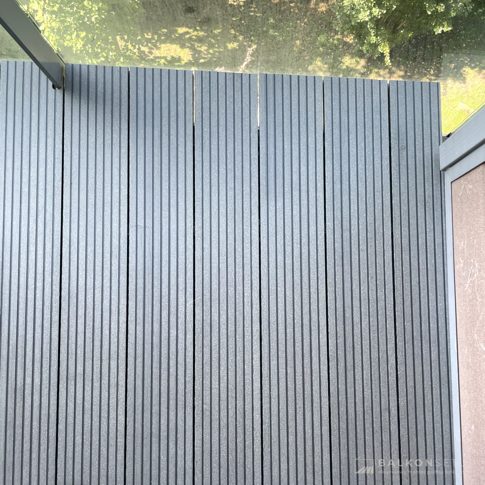 Tapered balcony on Sołtysowska St. - szyba
